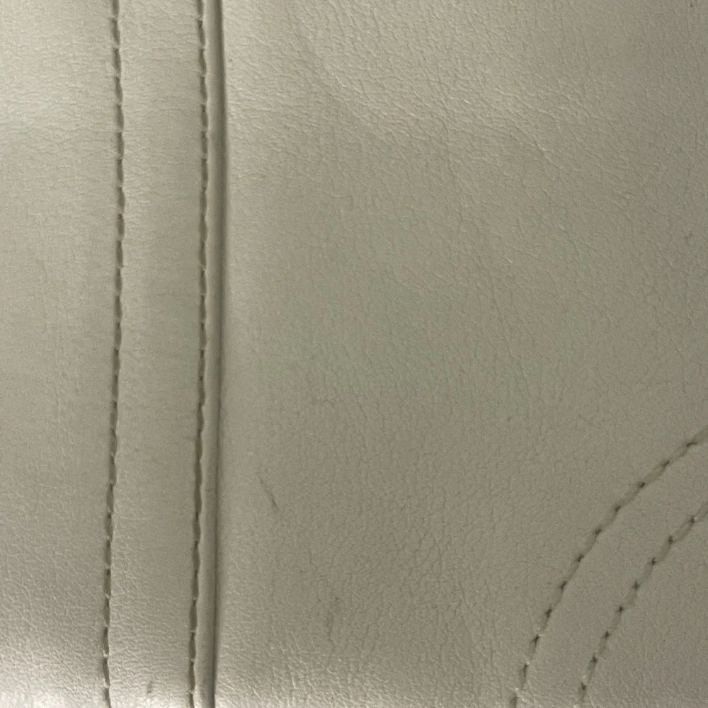 Coach Ivory Leather‎ Wristlet Zip Top Silver Hardware Charm Stitched Trim